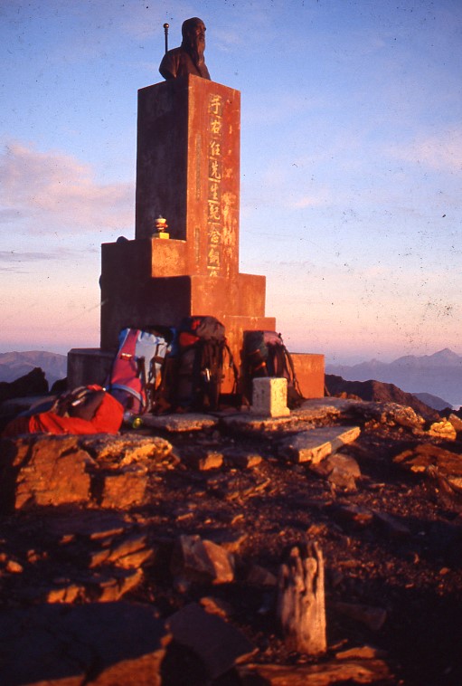 玉山於1967年一度豎立3.5公尺于右任銅像豎立於玉山山頂，讓玉山一度擠進4000公尺高峰。圖／玉管處副處長林文和提供