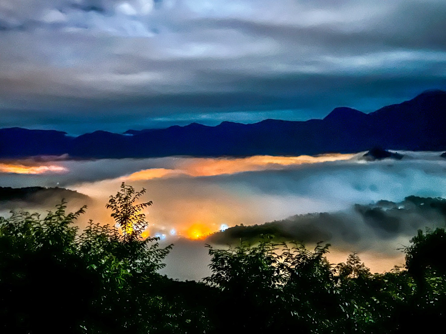 梅雨鋒面過後賜美景 攝影玩家陳琪元鏡頭捕捉日月潭附近金龍山梅雨後夜晚湧現七彩琉璃雲霧美翻天 Jalife