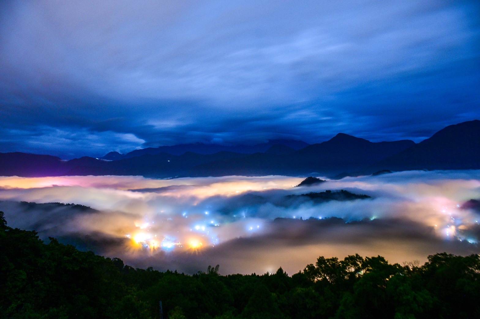 梅雨鋒面過後賜美景 攝影玩家陳琪元鏡頭捕捉日月潭附近金龍山梅雨後夜晚湧現七彩琉璃雲霧美翻天 Jalife
